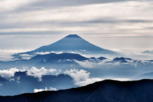 日本樱岛火山喷发，烟柱高达2700米的震撼景象